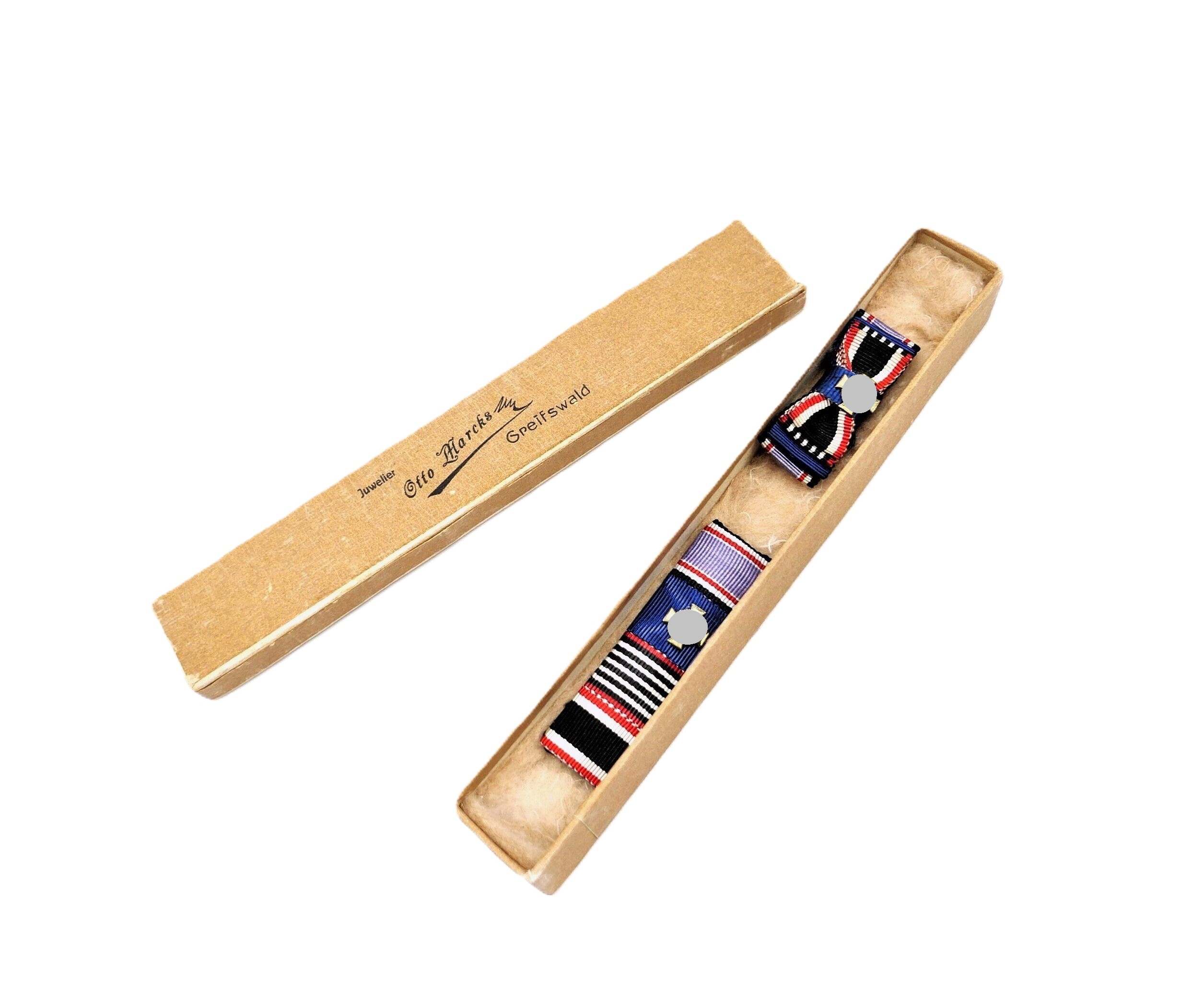 Feldpange und Knopflochschleife - Schachtel Juwelier Otto Marcks, Greifwald - KVK - Kriegshilfsdienst - Treudienst - Luftschutz
