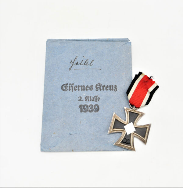 Eisernes Kreuz 2. Klasse 1939 – Hersteller 55 (J.E. Hammer & Söhne, Geringswalde) mit der Verleihungstüte - EK