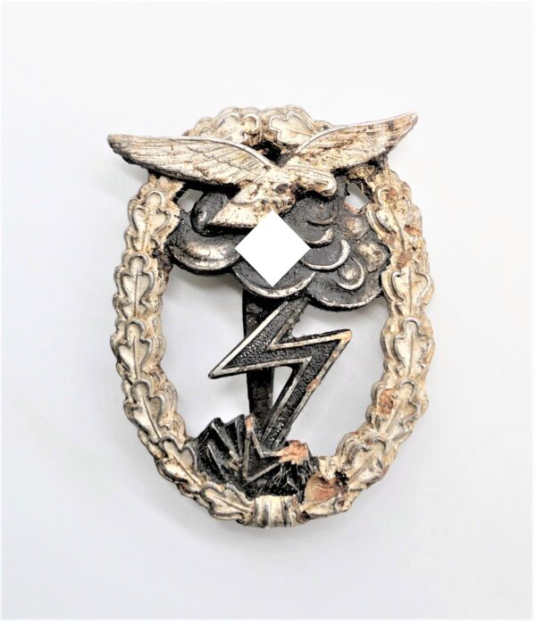 Erdkampfabzeichen der Luftwaffe – Hersteller R. K. (Rudolf Karneth, Gablonz) – Bodenfund
