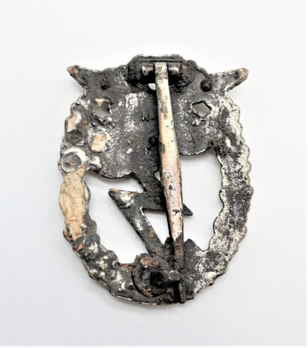 Erdkampfabzeichen der Luftwaffe – Hersteller R. K. (Rudolf Karneth, Gablonz) – Bodenfund – Bild 2