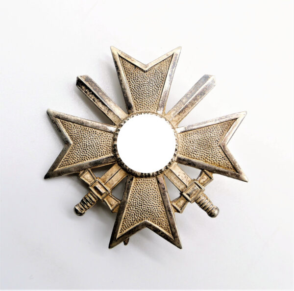 Kriegsverdienstkreuz 1. Klasse mit Schwerter – Hersteller 62 (Kerbach & Oesterhelt, Dresden)