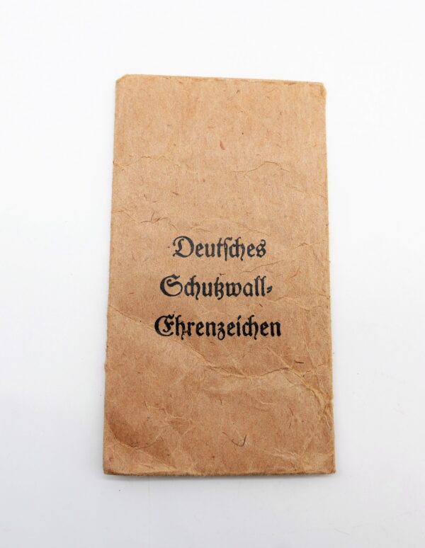 Schutzwall – Ehrenzeichen mit Verleihungstüte – Hersteller Katz & Deyhle, Pforzheim – Bild 4