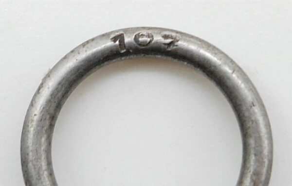 Medaille Winterschlacht im Osten – Hersteller 107 (Carl Wild, Hamburg) - WIO – Bild 3