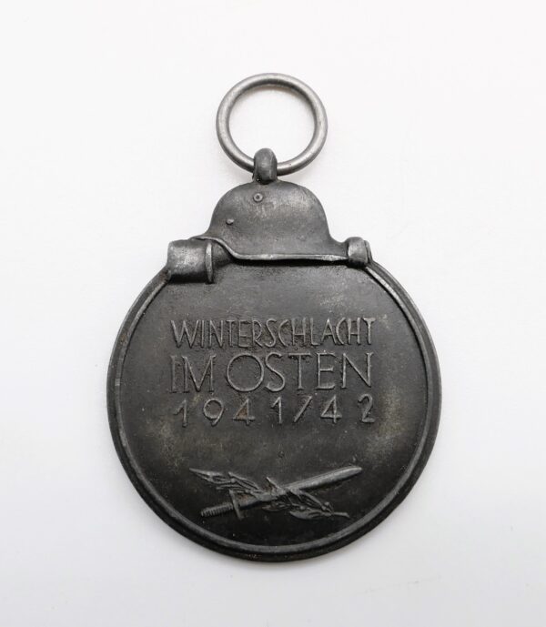 Medaille Winterschlacht im Osten – Hersteller 107 (Carl Wild, Hamburg) - WIO – Bild 2