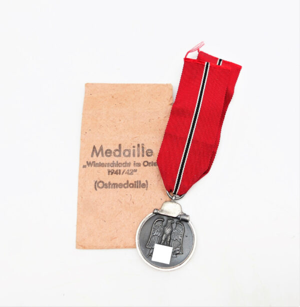 Medaille Winterschlacht im Osten 1941/42 – Hersteller 15 (Hersteller Friedrich Orth, Wien) - Mit Verleihungstüte