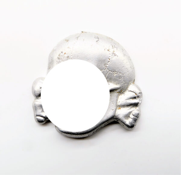 Totenkopf für die Schirmmütze der SS - Hersteller M1/52 Deschler & Sohn, München - Früher Bodenfund aus Aluminium