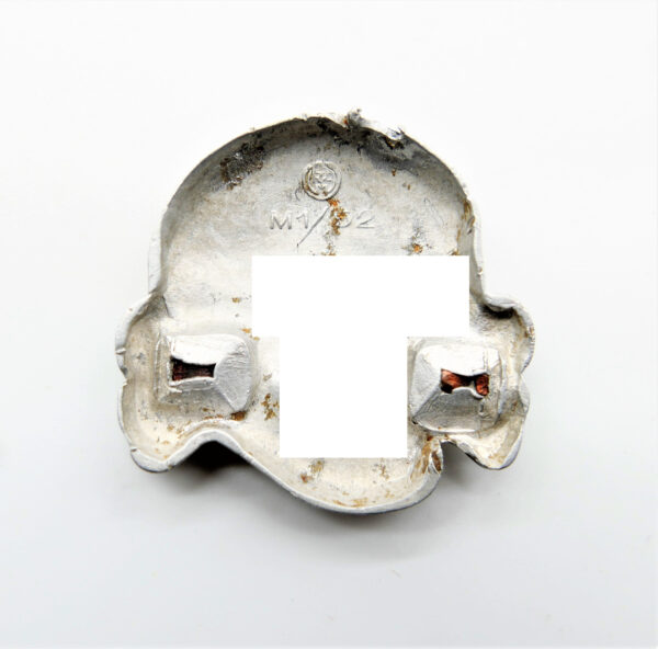 Totenkopf für die Schirmmütze der SS - Hersteller M1/52 Deschler & Sohn, München - Früher Bodenfund aus Aluminium – Bild 2