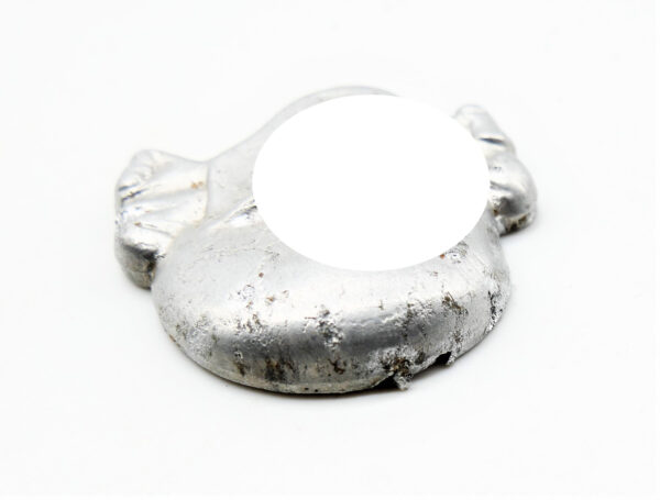 Totenkopf für die Schirmmütze der SS - Hersteller M1/52 Deschler & Sohn, München - Früher Bodenfund aus Aluminium – Bild 3