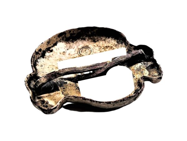 Totenkopf für die Schirmmütze der SS – Hersteller M1/52 (Deschler & Sohn, München) - Cupal - Bodenfund – Bild 3