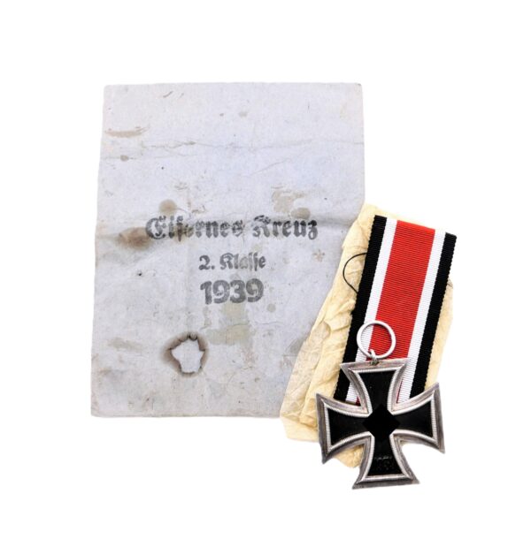 Eisernes Kreuz 2. Klasse 1939 – Hersteller 138 ( Julius Maurer, Oberstein) mit Wickelpapier und der Verleihungstüte – EK