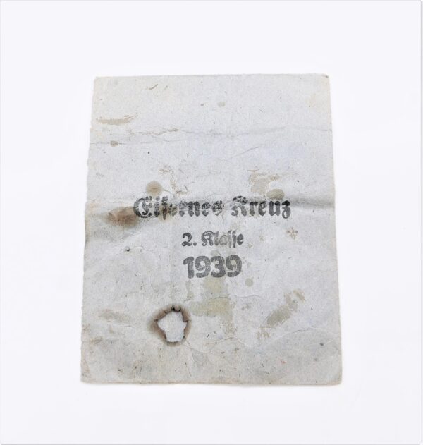 Eisernes Kreuz 2. Klasse 1939 – Hersteller 138 ( Julius Maurer, Oberstein) mit Wickelpapier und der Verleihungstüte – EK – Bild 5