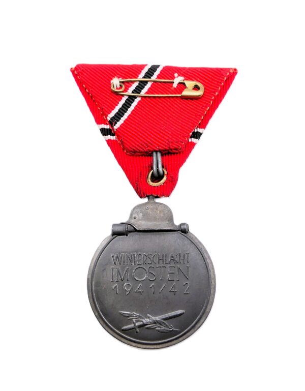 Medaille Winterschlacht im Osten 1941/42 - Am Dreiecksband - Trageweise Österreich - WIO – Bild 2
