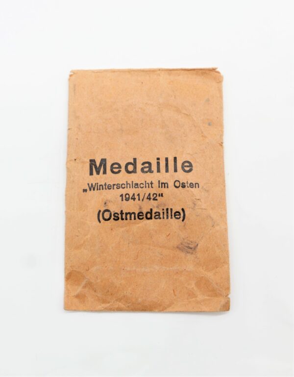 Medaille Winterschlacht im Osten – Hersteller 107 (Carl Wild, Hamburg) – Mit der seltenen Verleihungstüte - WIO – Bild 5