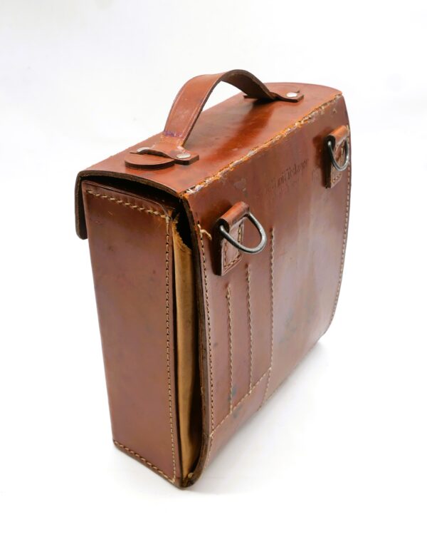 Umhängetasche - Tasche – Deutsches Rotes Kreuz (DRK) – Leder braun – Sanitätslager Babelsberg 63 – Sanitäter – Bild 3