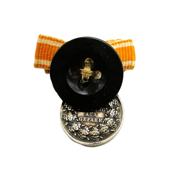 16 mm Miniatur zur Lebensrettungsmedaille der Republik Preußen – 1925-1933 – Knopfloch - Bandschleife – Rettungsmedaille – Bild 2