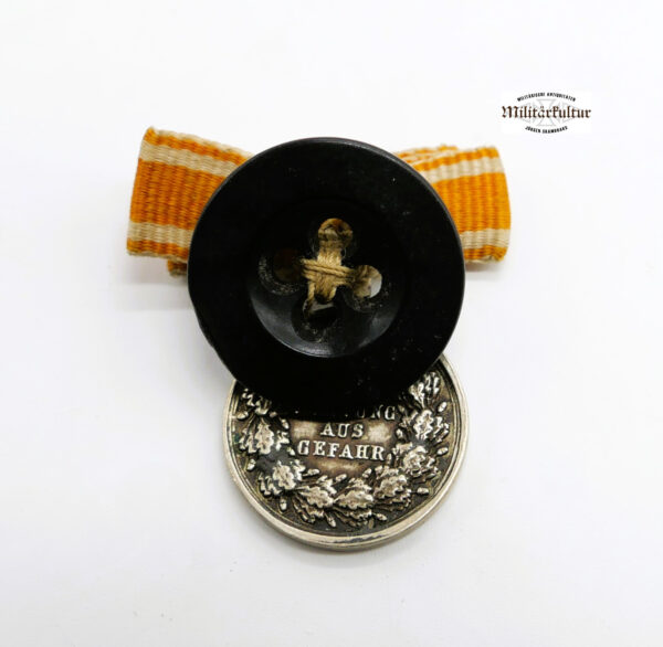 16 mm Miniatur zur Lebensrettungsmedaille der Republik Preußen – 1925-1933 – An kleiner Bandschleife – Rettungsmedaille – Bild 3