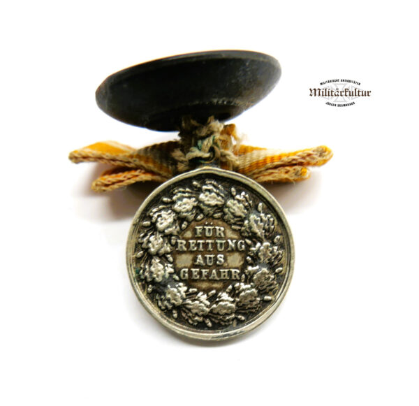 16 mm Miniatur zur Lebensrettungsmedaille der Republik Preußen – 1925-1933 – An kleiner Bandschleife – Rettungsmedaille – Bild 2