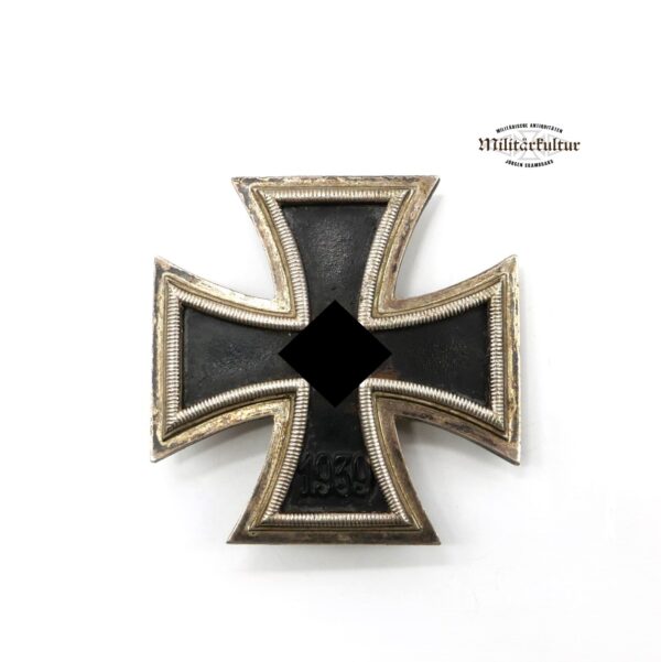 Eisernes Kreuz 1. Klasse 1939 – Hersteller 26 (B. H. Mayer, Pforzheim) – Leicht gewölbt – EK