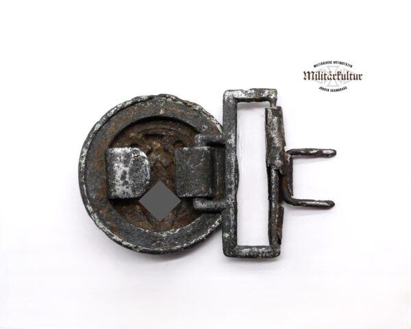 HJ (Hitlerjugend) Feldbindenschloss für Führer – Hersteller M4/119 (Eugen Schmidhäußler, Pforzheim) - Bodenfund – Bild 3