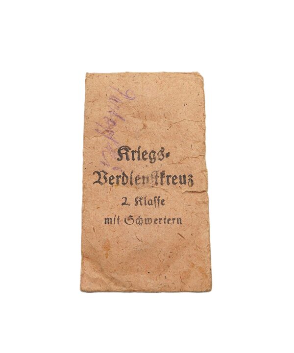 Verleihungstüte zum Kriegsverdienstkreuz 2. Klasse mit Schwertern – Hersteller Gebr. Gengenbach & Cie. GMBH, Pforzheim – KVK