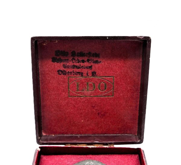 Verwundetenabzeichen Silber – Hersteller L/14 (Friedrich Orth, Wien) – Im weinroten LDO Verleihungsetui – Etui - VWA – Bild 9