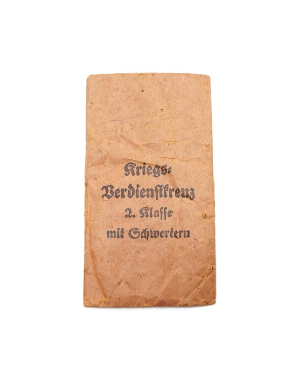 Verleihungstüte zum Kriegsverdienstkreuz 2. Klasse mit Schwerter – Hersteller 10 (Förster & Barth, Pforzheim/Baden) – KVK