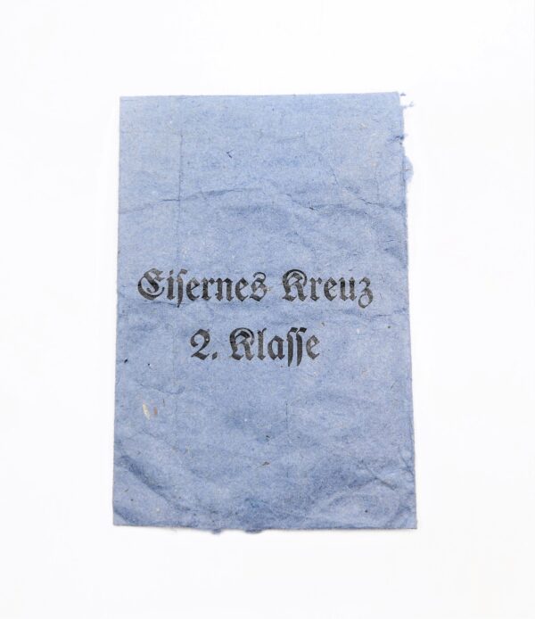 Eisernes Kreuz 2. Klasse 1939 – Hersteller 24 (Arbeitsgemeinschaft der Hanauer Plakettenhersteller, Hanau am Main) – Mit der seltenen, kleinen Verleihungstüte – Bild 5