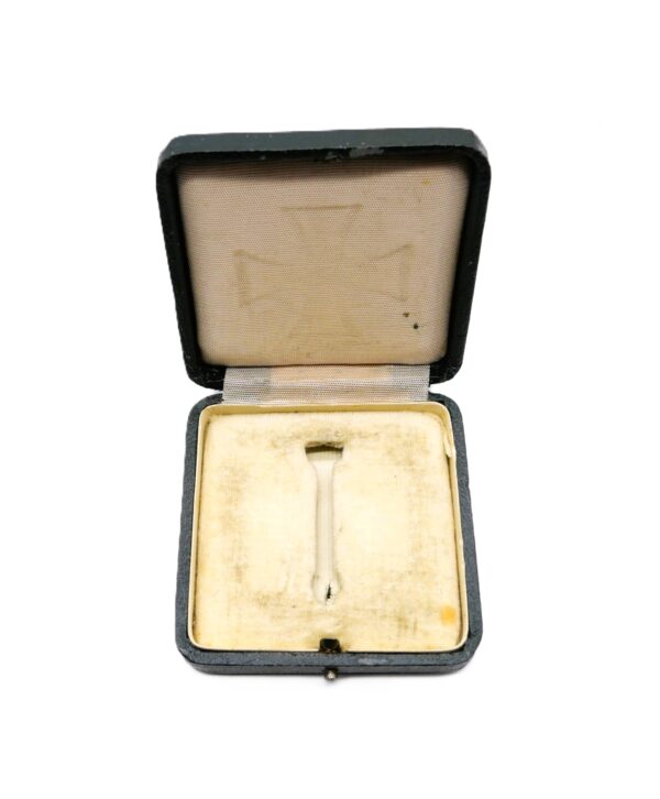 Eisernes Kreuz 1. Klasse 1939 – Hersteller 65 (Klein & Quenzer, Idar Oberstein) - Im grünen Etui und dem Umkarton - Verleihungsetui – EK – Bild 9