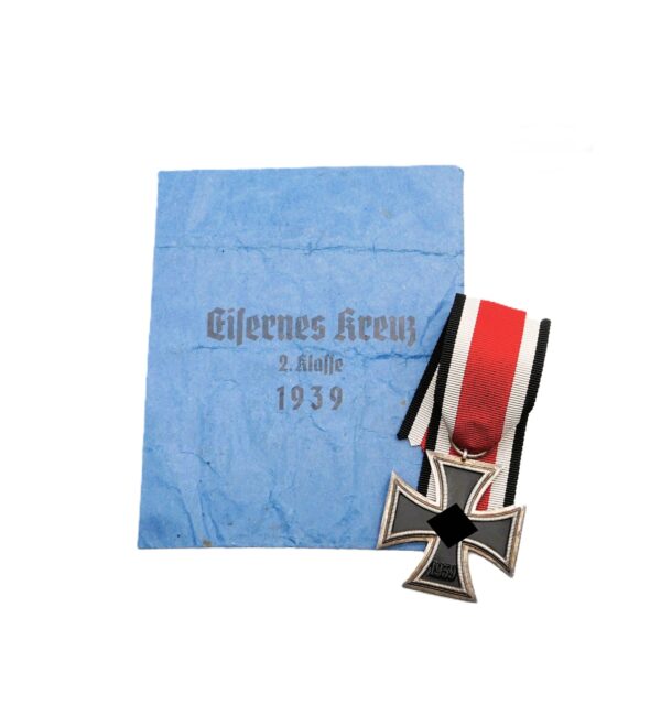 Eisernes Kreuz 2. Klasse 1939 – Hersteller Gustav Brehmer, Markneukirchen i. Sa. – Mit seltener Variante der Verleihungstüte – EK