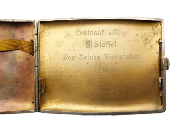 Zigarettenetui mit Gravur - Für einen Leutnant der 3. Staffel – Mit aufgelegten Abzeichen für Militär-Flugzeugführer – Kaiserreich – Preussen – Bild 7