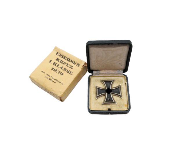 Eisernes Kreuz 1. Klasse 1939 – Hersteller 65 (Klein & Quenzer, Idar Oberstein) - Im grünen Etui und dem Umkarton - Verleihungsetui – EK