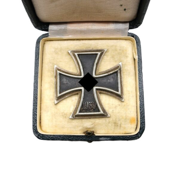 Eisernes Kreuz 1. Klasse 1939 – Hersteller 65 (Klein & Quenzer, Idar Oberstein) - Im grünen Etui und dem Umkarton - Verleihungsetui – EK – Bild 2