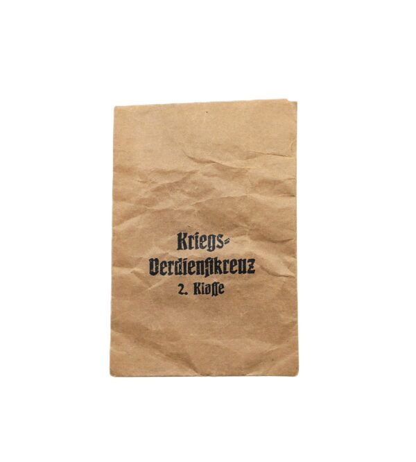 Verleihungstüte zum Kriegsverdienstkreuz 2. Klasse – Hersteller Carl Wild Metallwarenfabrik, Hamburg 24 – KVK