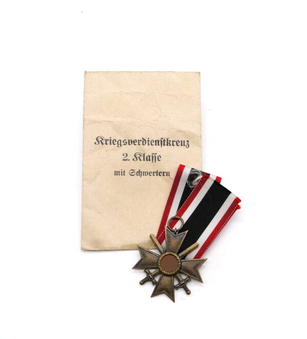 Kriegsverdienstkreuz 2. Klasse mit Schwerter – Mit der Verleihungstüte – Hersteller G.H. Osang, Dresden – KVK