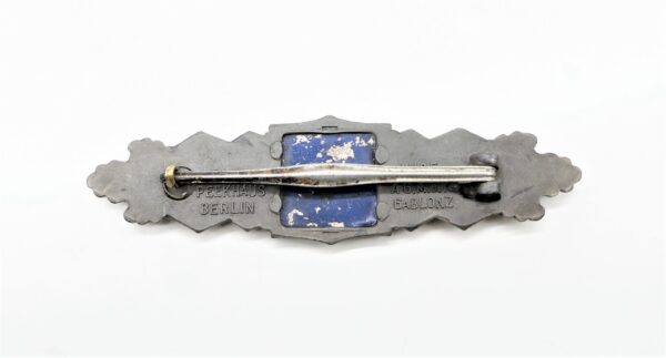 Nahkampfspange Silber – Ausf. A. G. M. u. K., Gablonz (Arbeitsgemeinschaft Metall und Kunststoff, Gablonz) – Blaues Plättchen - NKS – Bild 3
