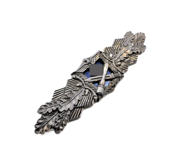 Nahkampfspange Silber – Ausf. A. G. M. u. K., Gablonz (Arbeitsgemeinschaft Metall und Kunststoff, Gablonz) – Blaues Plättchen - NKS