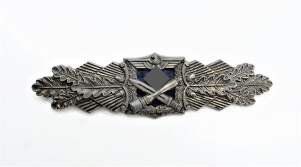 Nahkampfspange Silber – Ausf. A. G. M. u. K., Gablonz (Arbeitsgemeinschaft Metall und Kunststoff, Gablonz) – Blaues Plättchen - NKS – Bild 2