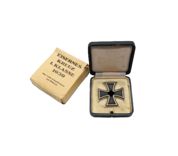 Eisernes Kreuz 1. Klasse 1939 – Hersteller 65 (Klein & Quenzer, Idar Oberstein) – Im grünen Etui und dem Umkarton – Verleihungsetui – EK