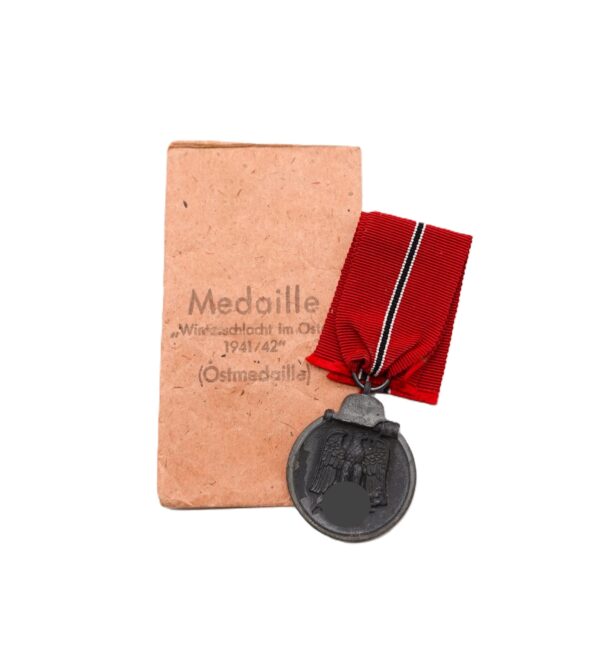 Medaille Winterschlacht im Osten mit Verleihungstüte – Hersteller 28 (Eugen Schmidthäußler, Pforzheim) – WIO