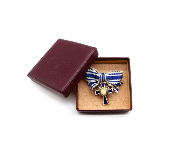 Miniatur zum Ehrenkreuz der Deutschen Mutter – Hersteller L/60 (Gustav Brehmer, Markneukirchen) - Mutterkreuz – Gold - Händlerbestand