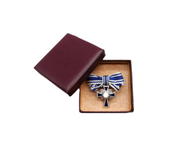 Miniatur zum Ehrenkreuz der Deutschen Mutter – Hersteller L/60 (Gustav Brehmer, Markneukirchen) – Mutterkreuz – Silber – Händlerbestand
