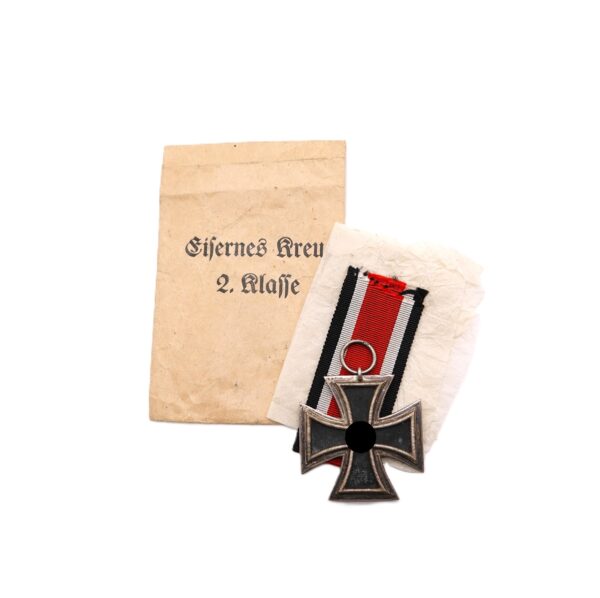 Eisernes Kreuz 2. Klasse 1939 – Hersteller 24 (Arbeitsgemeinschaft der Hanauer Plakettenhersteller, Hanau am Main) – Mit dem Wickelpapier und der Verleihungstüte – EK