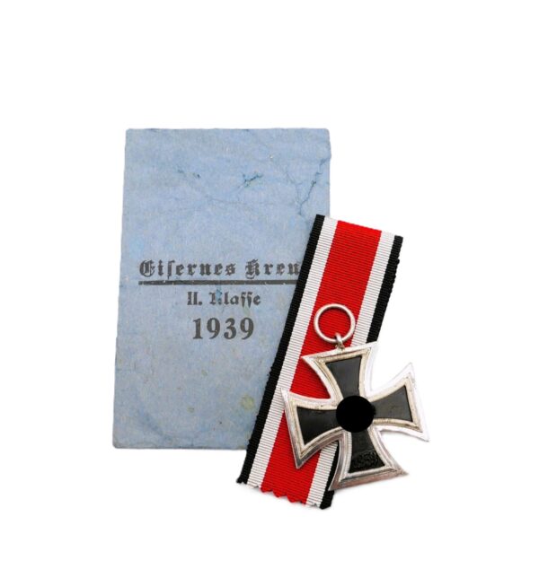 Eisernes Kreuz 2. Klasse 1939 – Hersteller 100 (Rudolf Wächtler & Lange, Mittweida) – Mit der seltenen, kleinen Verleihungstüte – EK