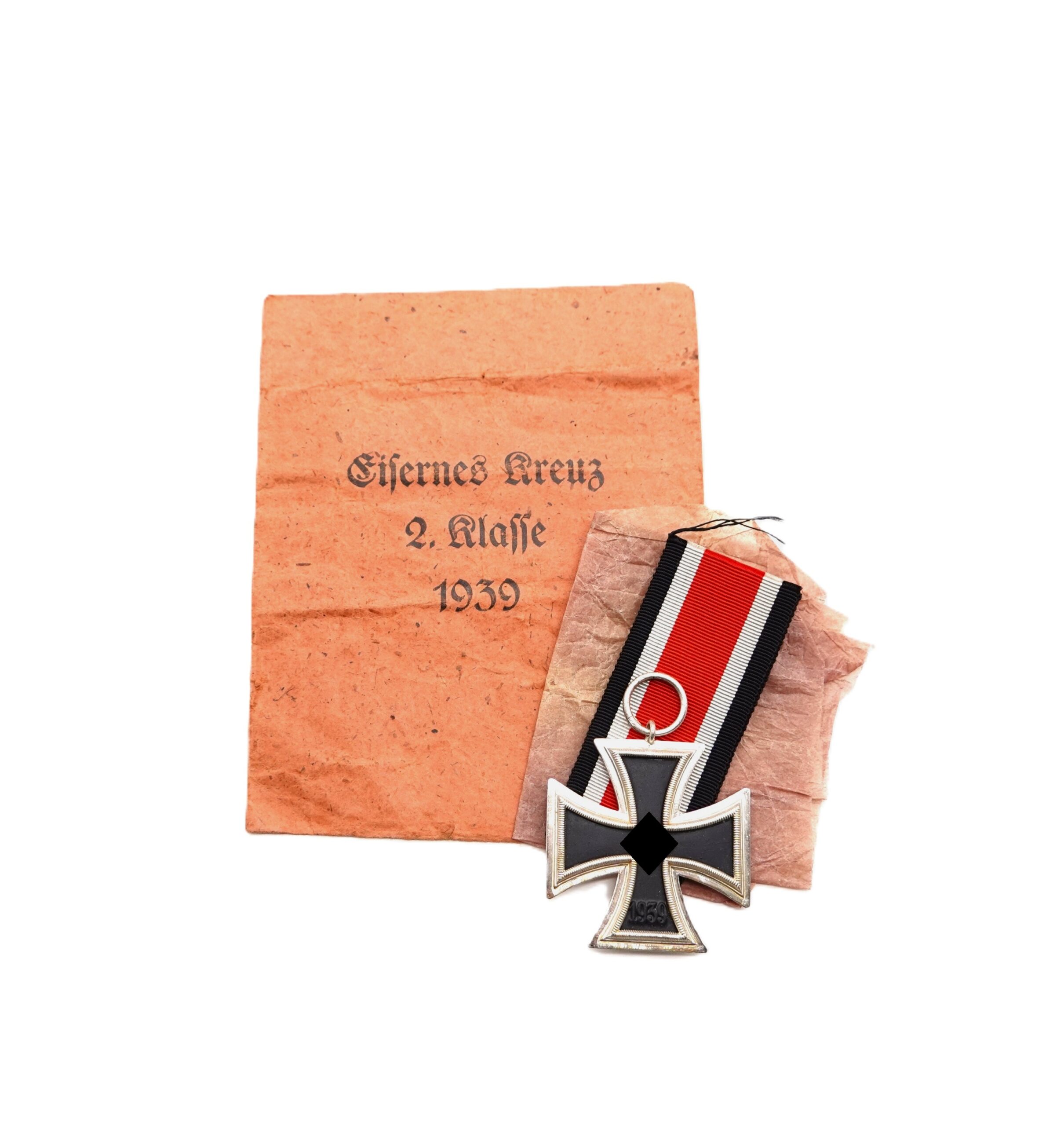 Eisernes Kreuz 2. Klasse 1939 – Hersteller 40 (Berg & Nolte, Lüdenscheid) – Mit dem Wickelpapier und der Verleihungstüte – EK