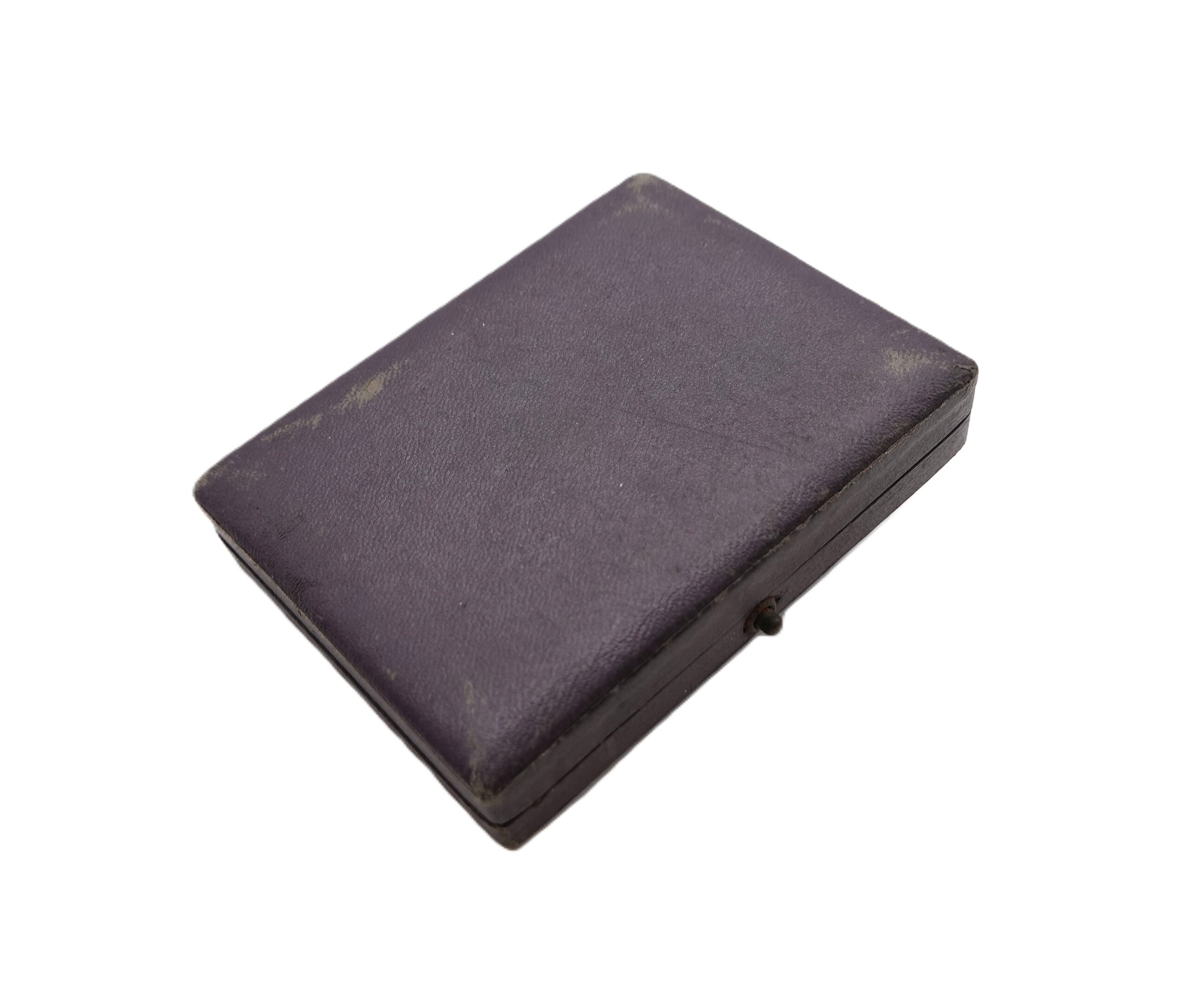 Blockadebrecher Kriegsabzeichen - Dishback Variante - Hersteller Schwerin Berlin - Mit der Halbminiatur - Verleihungsetui - Etui - Kriegsmarine – Bild 10