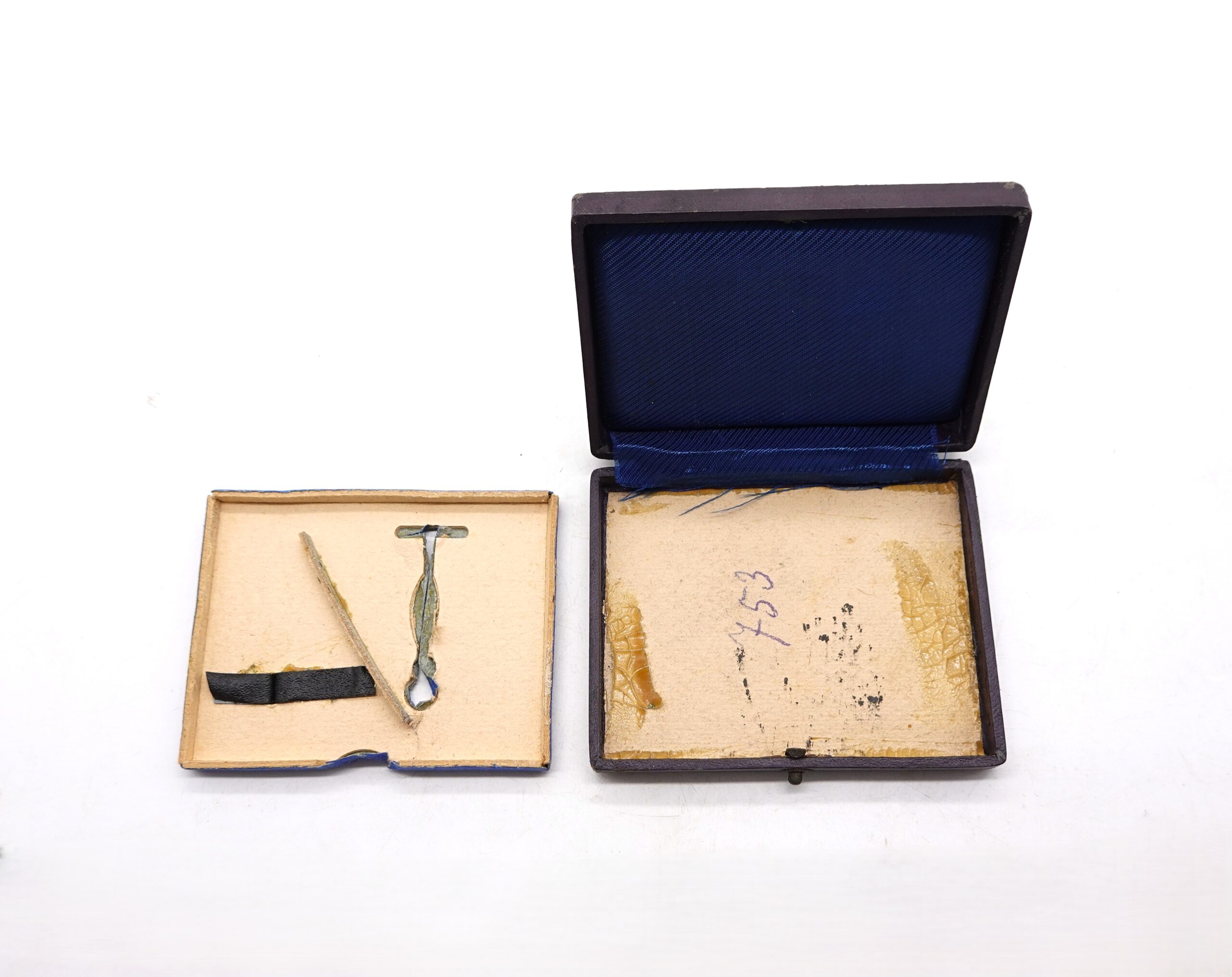 Blockadebrecher Kriegsabzeichen - Dishback Variante - Hersteller Schwerin Berlin - Mit der Halbminiatur - Verleihungsetui - Etui - Kriegsmarine – Bild 15