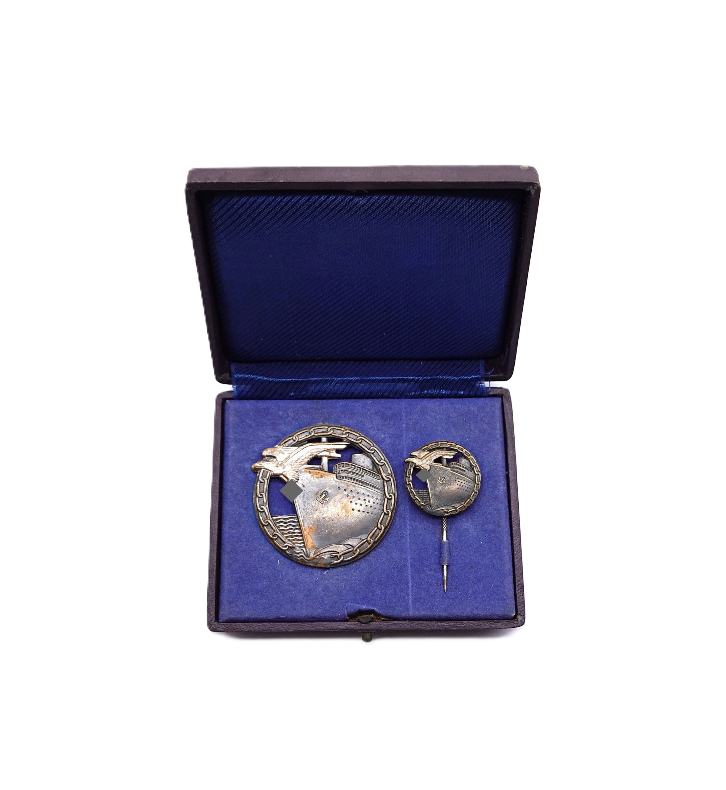 Blockadebrecher Kriegsabzeichen - Dishback Variante - Hersteller Schwerin Berlin - Mit der Halbminiatur - Verleihungsetui - Etui - Kriegsmarine