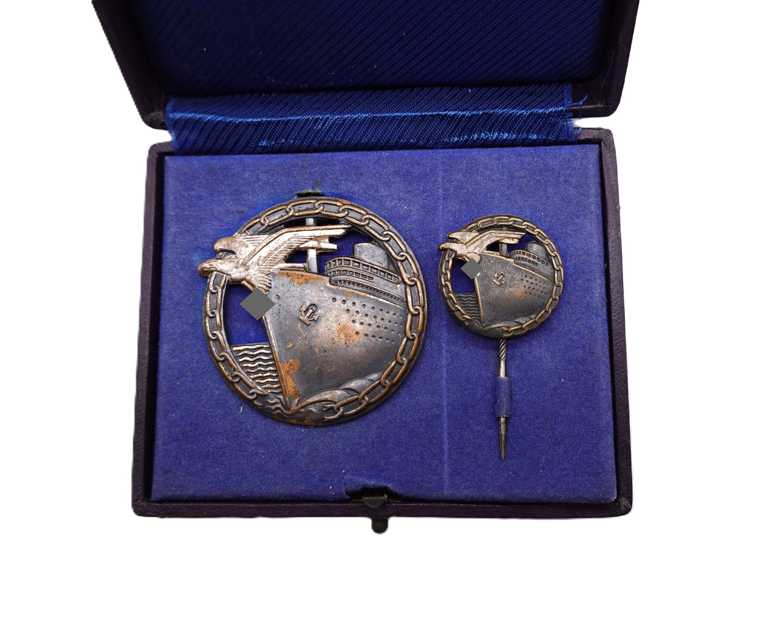 Blockadebrecher Kriegsabzeichen - Dishback Variante - Hersteller Schwerin Berlin - Mit der Halbminiatur - Verleihungsetui - Etui - Kriegsmarine – Bild 2